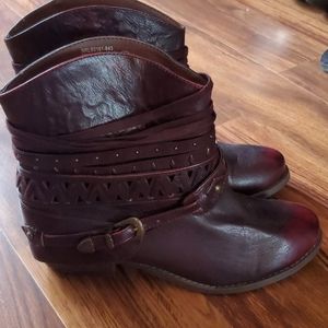 Ankle boots wine color